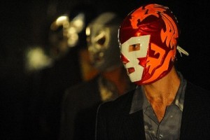 hombres con máscaras