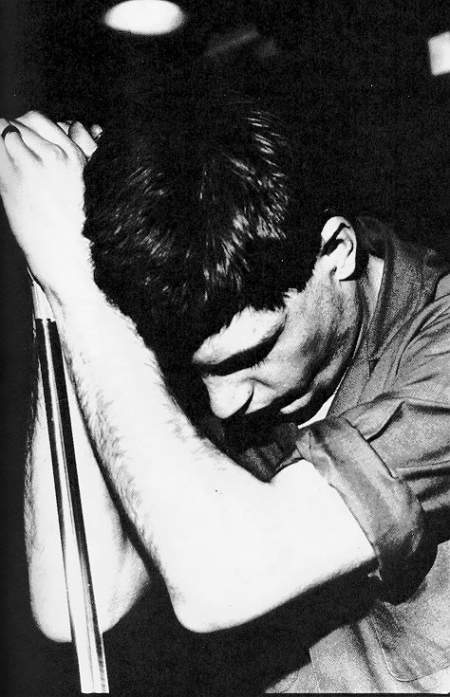 Ian Curtis, fotografía de Joy Division: The Eternal (enkiri.com)