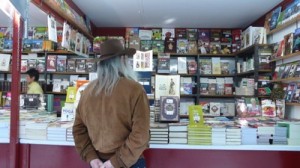 Hombre mirando libros en la Feria del libro antiguo y de ocasión de Madrid