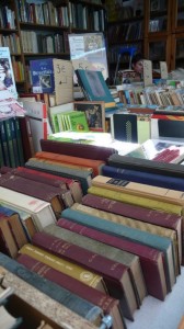 Libros antiguos de una de las librerías de la Feria del Libro Antiguo y de Ocasión de Madrid