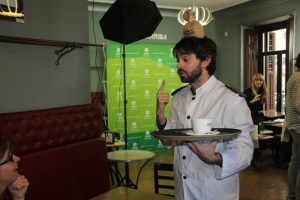 Alberto Amarilla camarero por un día