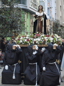 La Cofradía de los Dolores porta en hombros a la virgen. 