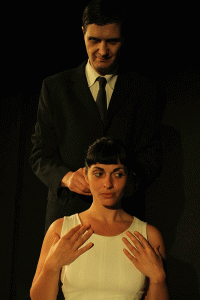 Juanma Gómez y Lorena Roncero en una escena de "El Coleccionista" de John Fowles.