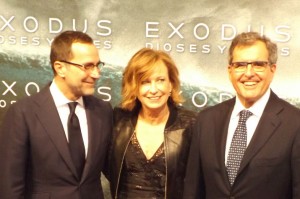 El embajador de EE.UU, James Costos junto al productor americano, Peter Chernin