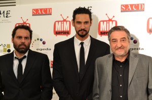 Aitor Gabilondo, Stany Coppet y César Benítez posando en los Premios del Festival de Series MIM 2014