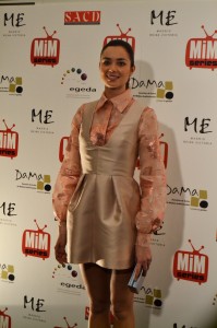 Imagen de Dafne Fernández posando en los Premios MIM Series