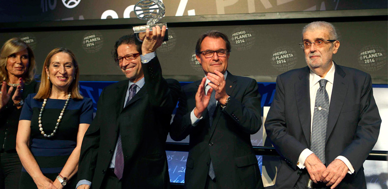 José Manuel Lara, a la derecha, en su última entrega del Premio Planeta el pasado octubre al escritor mexicano Jorge Cepeda