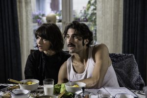 Alba Galocha junto a su novio en la pantalla, Álex García