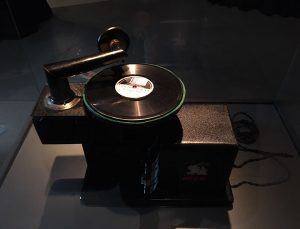 Equipo que reproducia la música en la exposición ¡Grabando!
