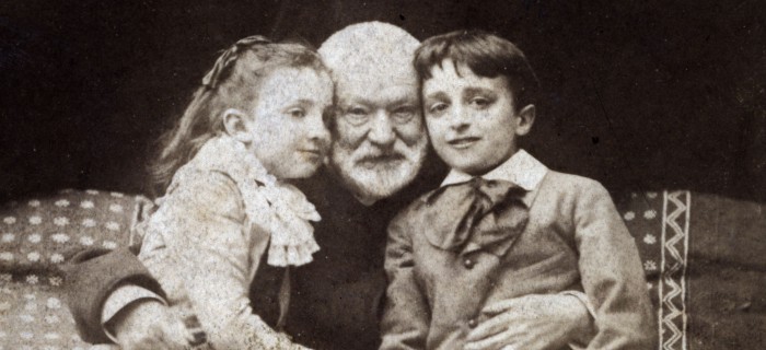 Victor Hugo junto a sus nietos Georges y Jeanne