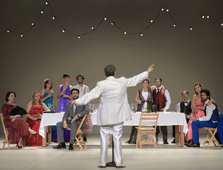 Escena de la boda en la obra Bodas de Sangre de Pablo Messiez en el Teatro María Guerrero.