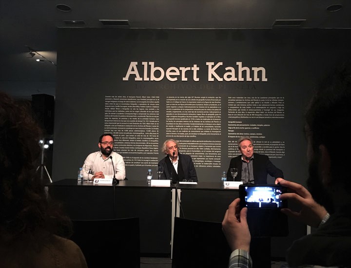 Alberto Ruiz de Samaniego, Juan Barjas y José Manuel Mouriño en la inauguración de la exposición Los Archivos del Planeta de Albert Kahn en el Círculo de Bellas Artes de Madrid
