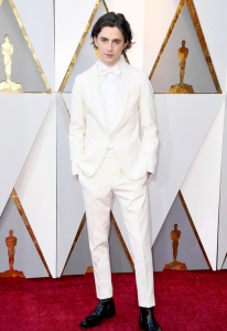 Timothée Chalamet vistió un esmoquin blanco customizado de Berluti y conjugado con unas botas de cowboy.