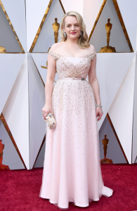 Elisabeth Moss: Dior firma este sencillo vestido de la actriz en tono crema con aplicaciones glitter y un cinturón en el que ha lucido el pin de Time's Up.