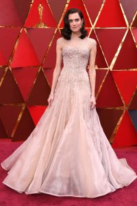 Allison Williams, protagonista de Déjame salir, apostó por los tonos empolvados de Armani Privé.