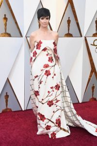 Paz Vega fue una de las primeras en llegar a la alfombra roja. Su vestido lo firma el diseñador chino Christopher Bu. Uno de los diseños más originales combinando flores y cuadros.