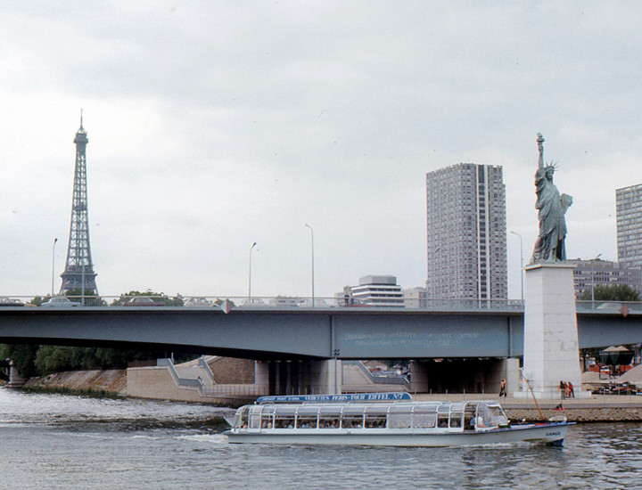 La Estatua de la Libertad, el río Sena y la Torre Eiffel al fondo, en 1973.