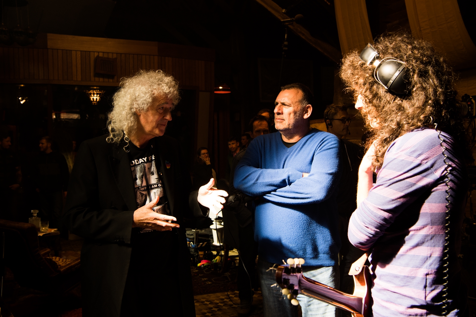 Brian May junto con el productor Graham King y el actor Gwilym Lee en el set de Bohemian Rhapsody, la película.