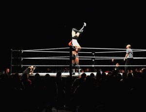 Bobby Lashley levantando y colocando boca abajo a Finn Balor