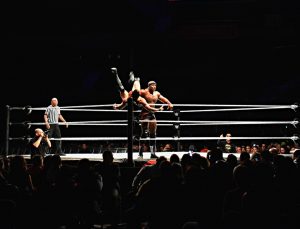 Bobby Lashley golpeando a Finn Balor contra la esquina del ring