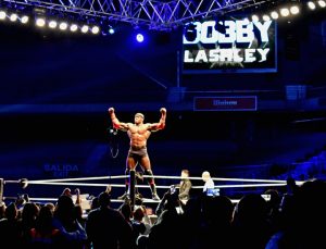 Bobby Lashley saludando al público
