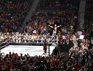 Seth Rollins saludando al público desde el cuadrilátero