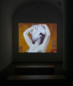 Vista de sala de proyección de la exposición "Dorothea Tanning. Detrás de la puerta, invisible, otra puerta".