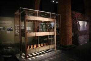 Aparece una litera de madera de las que utilizaban los judíos en Auschwitz