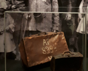 La maleta de uno de los prisioneros del campo de concentración de Auschwitz