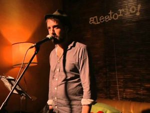 Escandar Algeet es poeta y propietario de Aleatorio Bar. Aquí recita uno de sus poemas.