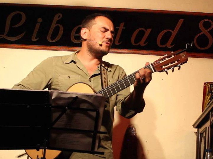 Uno de los cantautores interpretando una canción con guitarra en el Libertad, 8