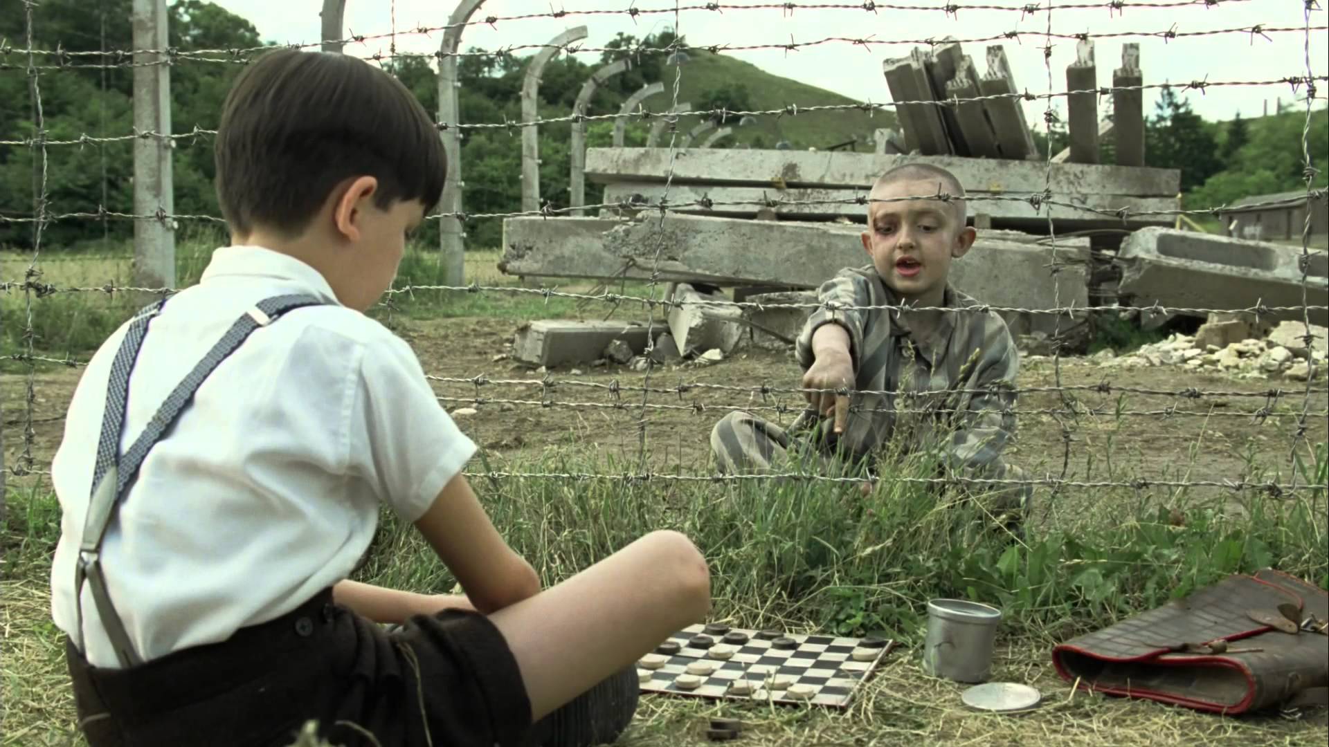 Los dos protagonistas en una escena de El niño con el pijama de rayas 