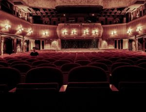 Persona en un teatro