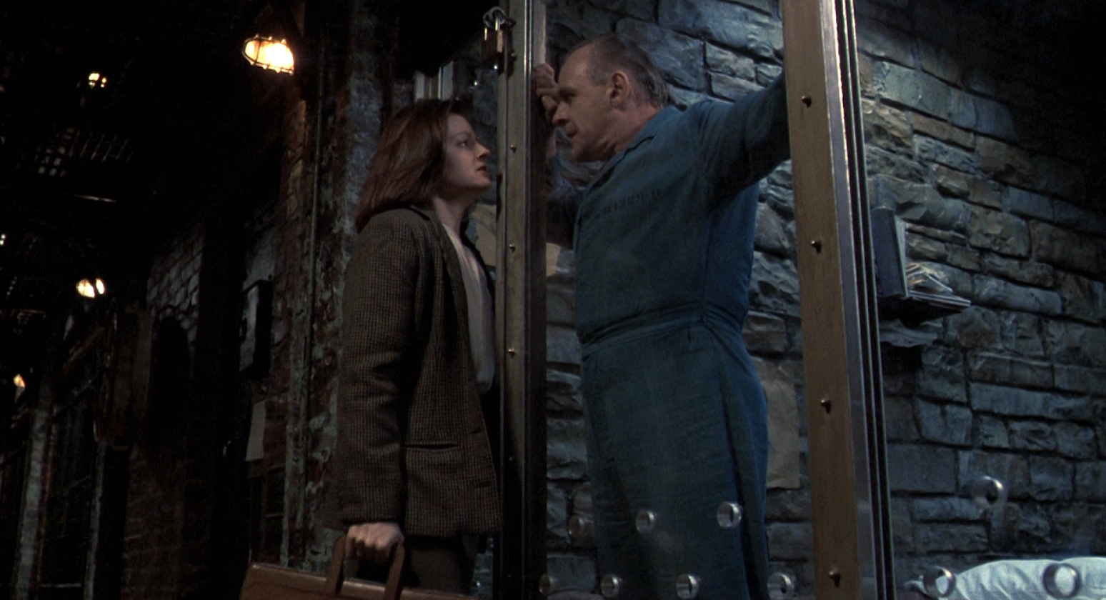 La agente Clarice se encara con el doctor Hannibal Lecter en una escena de El silencio de los corderos.