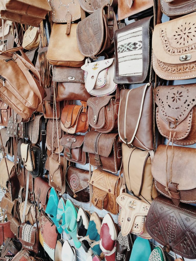 Bolsos de cuero y zapatos típicos marroquíes