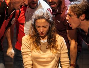 Los actores gritan a la protagonista.