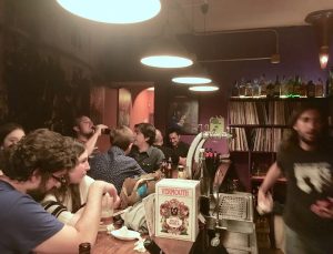 Un bar lleno de gente en esta edición de Tapapies