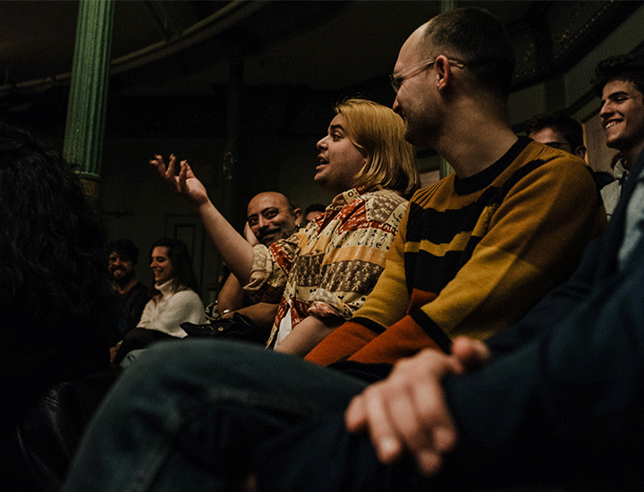 El personaje principal se sienta junto al público durante algunos momentos  del monólogo