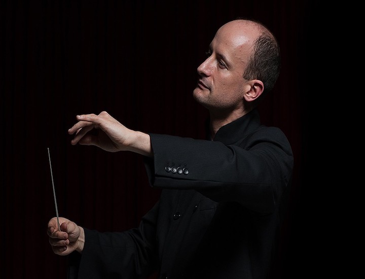 Guillermo García Calvo dirige una orquesta con sus manos y una batuta