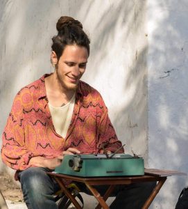 Álvaro Piedelobo con su máquina de escribir