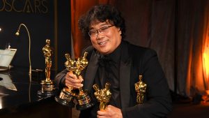 Bong Joon-ho y sus estatuillas.