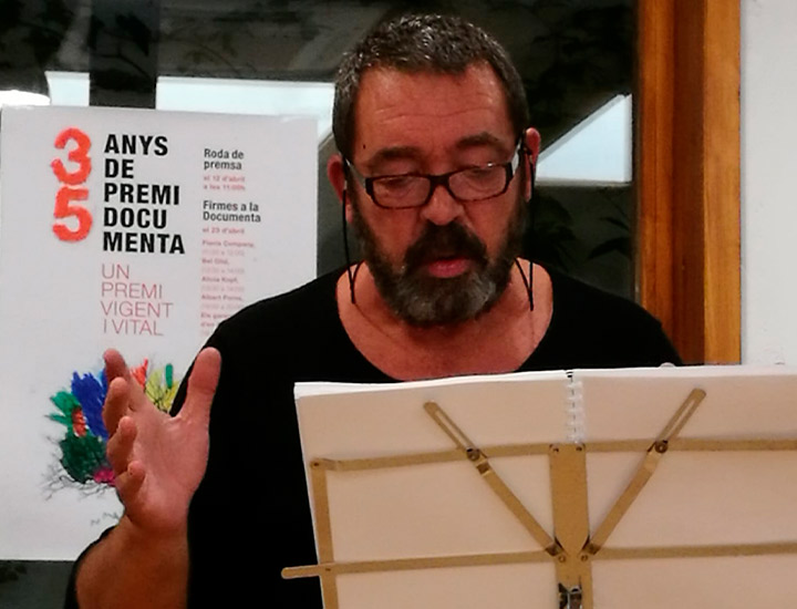 Poeta Paco Moral recitando