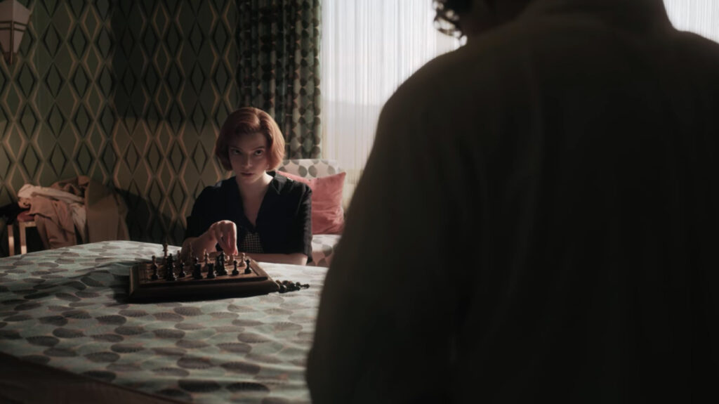 Beth Harmon jugando al ajedrez