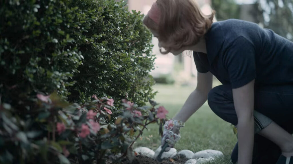 Beth Harmon realizando labores de jardinería con un denim selvedge