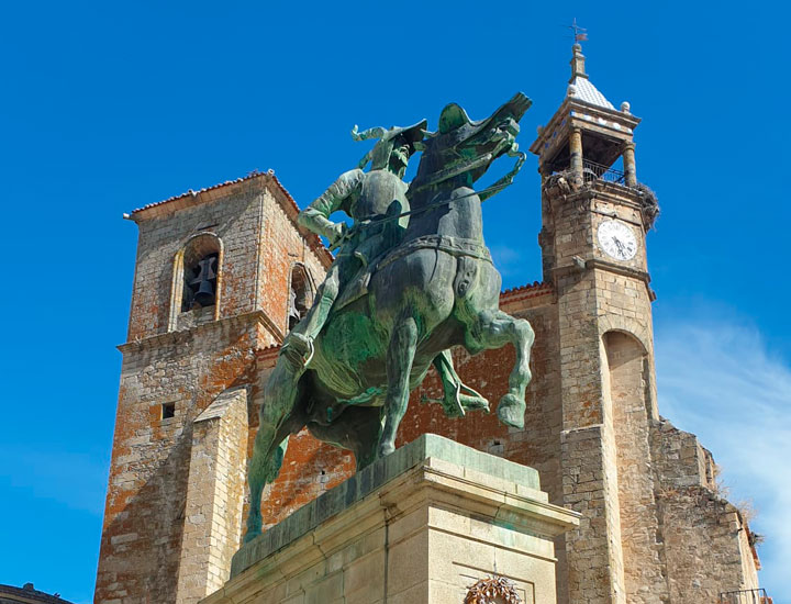 Estatua de Pizarro y Catedral de Trujillo