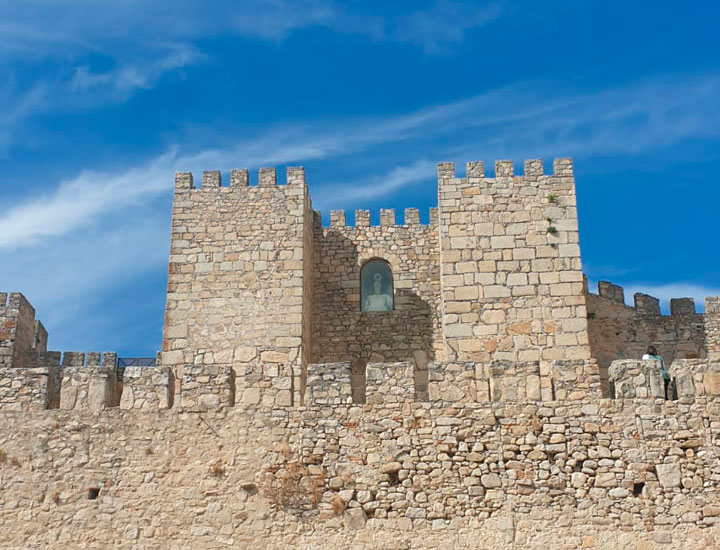 Fachada de la alcazaba de Trujillo
