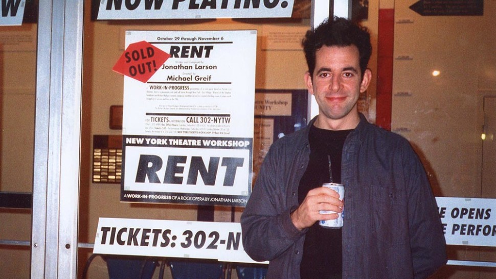 Jonathan Larson frente al cartel de 'Rent'