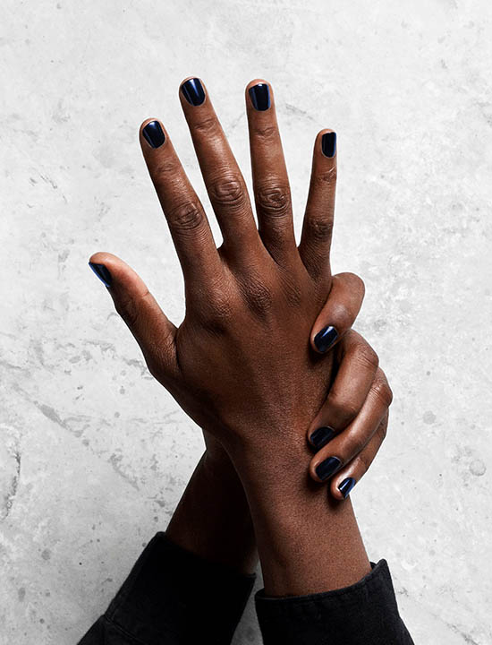 Esmalte de uñas azul de ‘Pleasing’