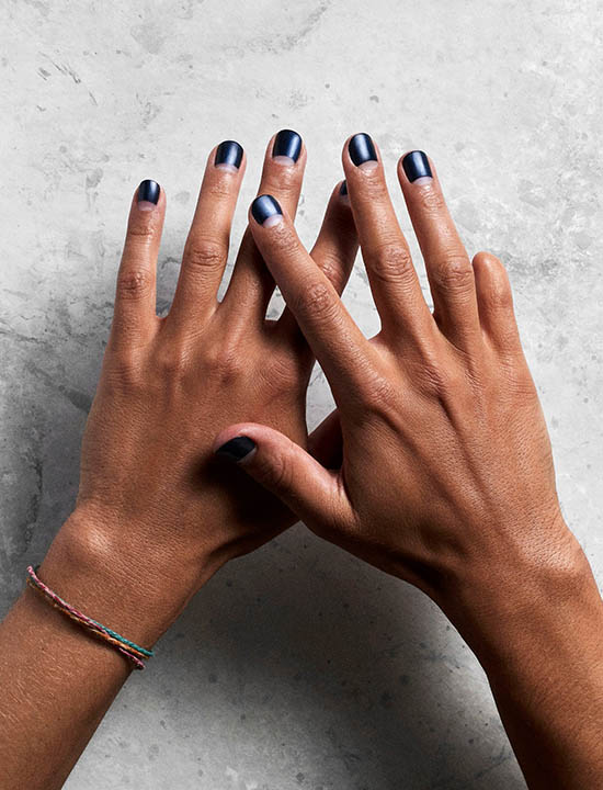 Esmalte de uñas azul de ‘Pleasing’