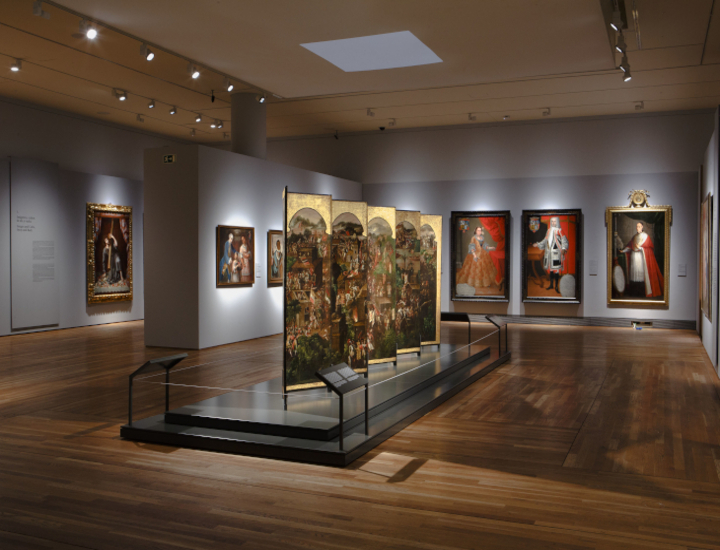 Sala de la exposición Tornaviaje. Arte iberoamericano en España y detalle del Biombo de la Conquista de Tenochtitlan